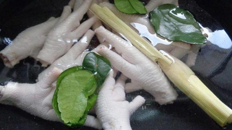 Luộc chân gà ngâm vào nước đá