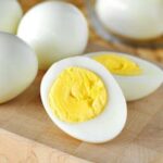 1 quả trứng gà bao nhiêu calo? Ăn trứng gà nhiều có tốt không?